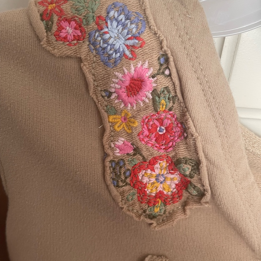 Cropped shirt with button and flowers - Picture 4 of 12